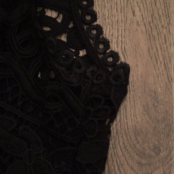 Guess Tiffany Black Lace Crop V Neck Top Sz M EUC - Picture 16 of 16